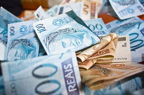 Moradores de rua encontram R$ 20 mil e devolvem dinheiro para polcia
