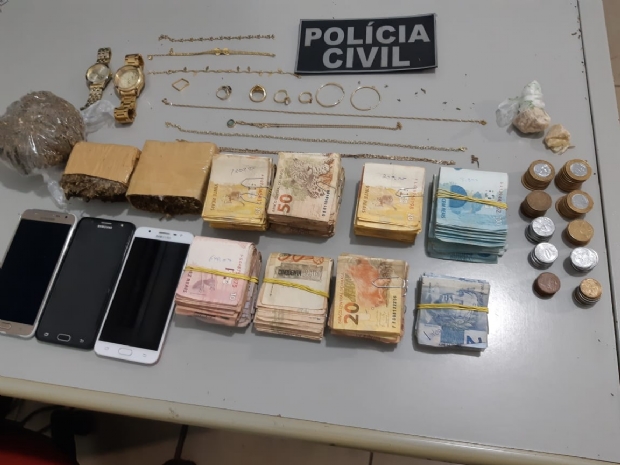 Mulher  presa com R$ 22 mil e drogas; dinheiro seria de faco criminosa