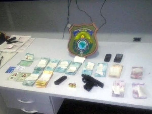 Casal de golpistas  preso pela PRF com arma, munies e ainda  R$ 46 mil