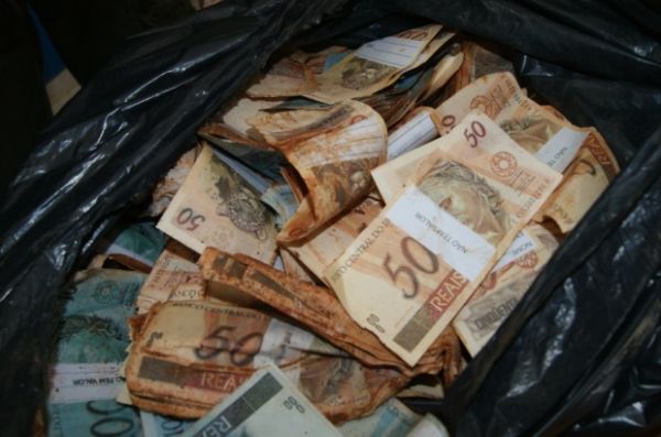 Trabalhador acha saco R$ 1 milho em notas falsas
