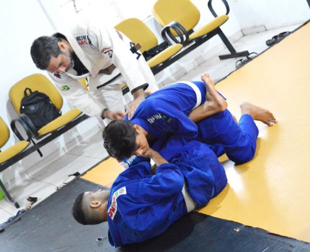 O professor e mestre em artes marciais Dom Fisher abriu um instituto onde leciona hapkido e jiu jitsu