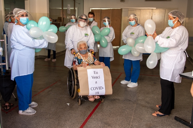 Idosa de 100 anos  aplaudida em hospital aps vencer a Covid-19