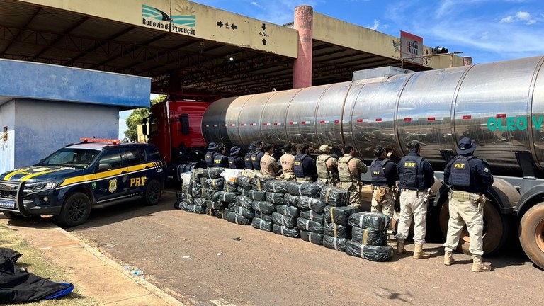 PRF apreende quase 900 kg em drogas escondidas em carreta tanque