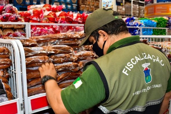 Procon encontra 31 produtos vencidos em sete supermercados de Cuiaba