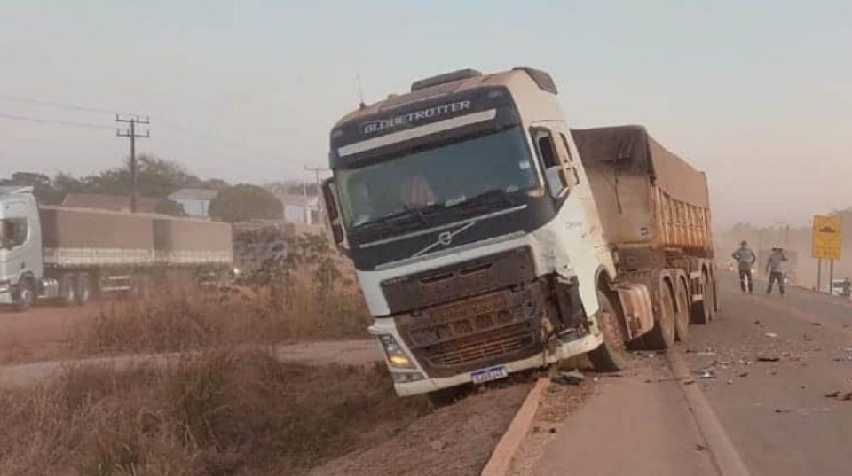 Batida entre motocicleta e caminho na BR-163 deixa piloto morto