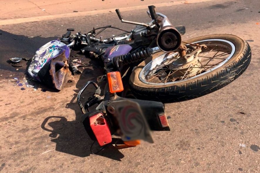 Pintor tem crnio esmagado e morre aps coliso entre motocicleta e carreta