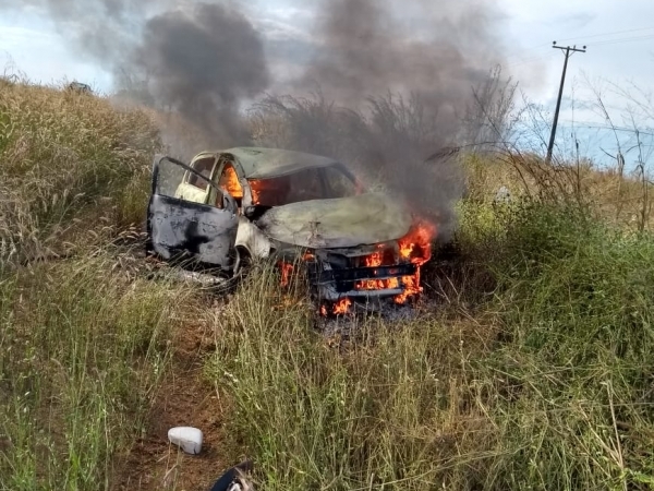 Bombeiros combatem incndio em Gol que capotou em rodovia