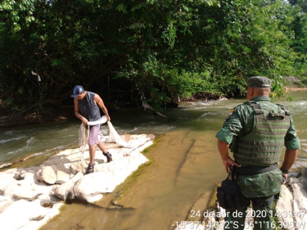 Com tornozeleira, homem  detido praticando pesca predatria no rio Coxip