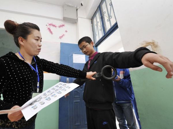 Mais de 9 milhes de alunos fazem o 'Enem chins' sob forte segurana
