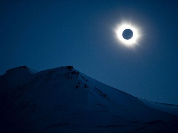 Fenmeno  visto em Longyearbyen, na Noruega, nesta sexta-feira (20). Eclipse total do Sol foi visto em vrias partes do Hemisfrio Norte