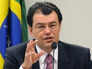 Eduardo Braga no deixar liderana do governo por eleio, diz ministra