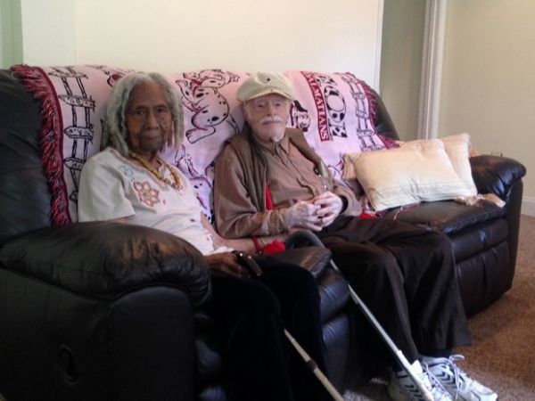 Edith Hill, de 96 anos, e seu marido Eddie Harrison, de 95, posam juntos em sua casa para foto de 5 de agosto