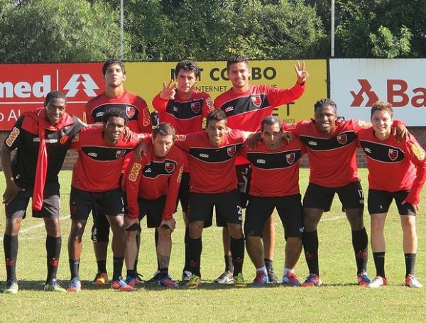 Zinho posa com o time vencedor do racho em Porto Alegre