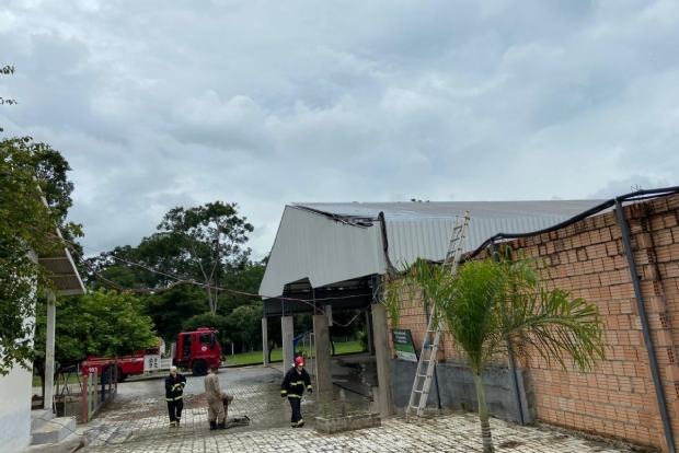 Placa de energia solar causa princpio de incndio em escola de Mato Grosso