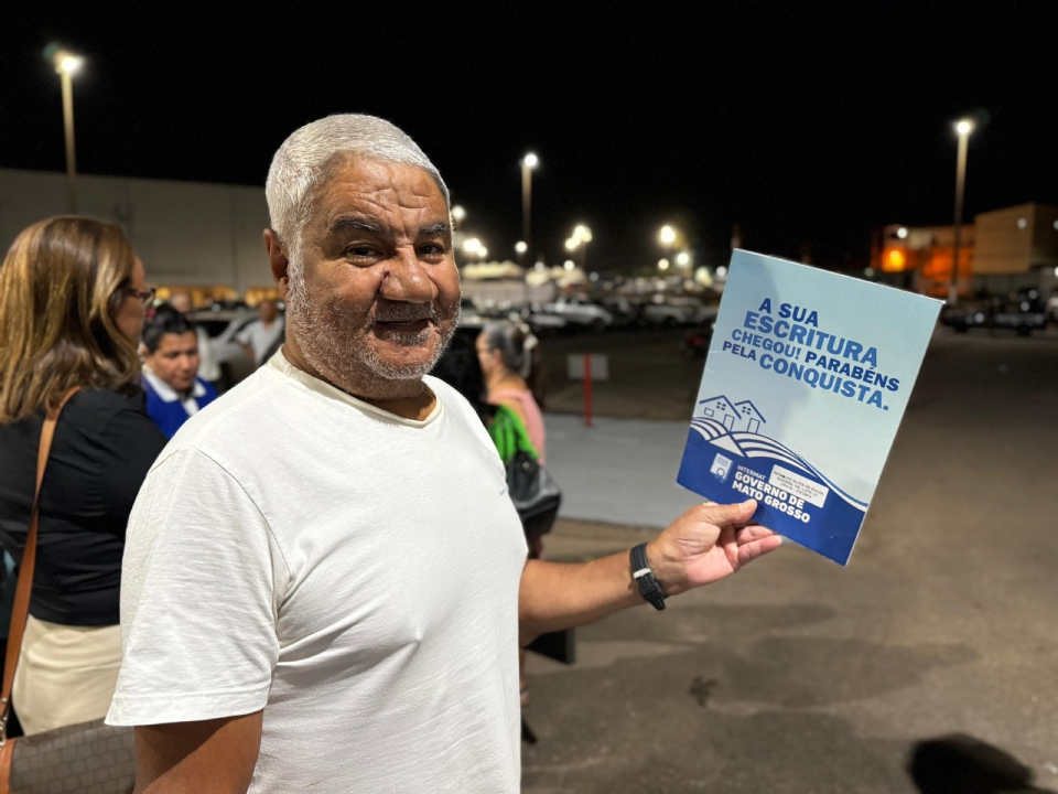 Governo entrega 450 escrituras em Cuiab e morador que esperou 30 anos comemora: homem mais feliz do mundo