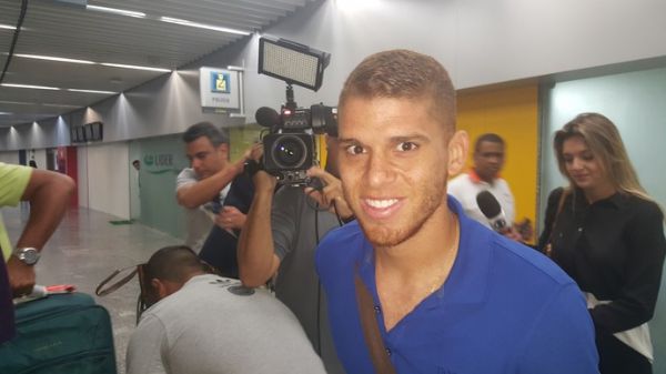 Sorridente e em silncio, Cullar chega ao Rio para assinar com o Flamengo