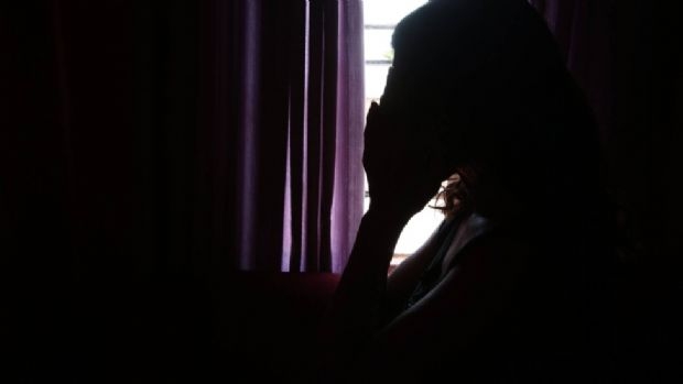 Mulher acorda no meio da noite e percebe que foi estuprada pelo marido da amiga