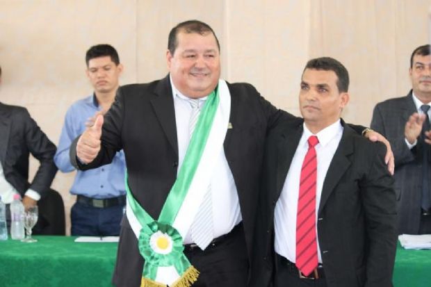 Celso Leite Garcia (de gravata vermelha), ao lado do falecido prefeito Esvandir Antonio Mendes