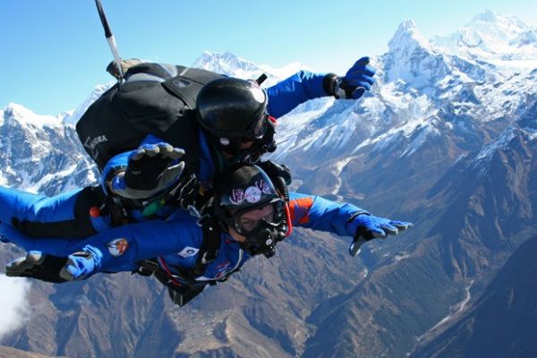 Francs  1 pessoa com deficincia a saltar sobre Monte Everest