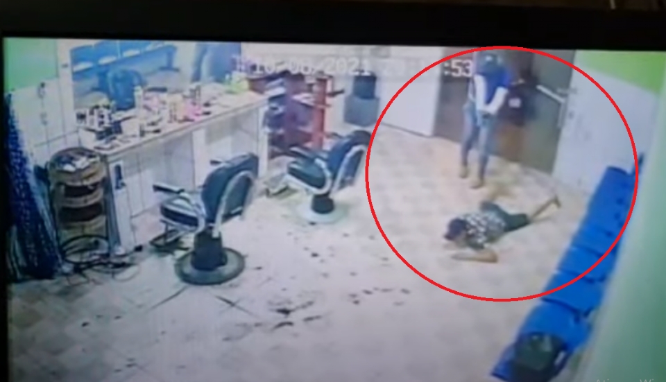 Homem  perseguido e executado com tiros  queima-roupa dentro de barbearia;  veja vdeo
