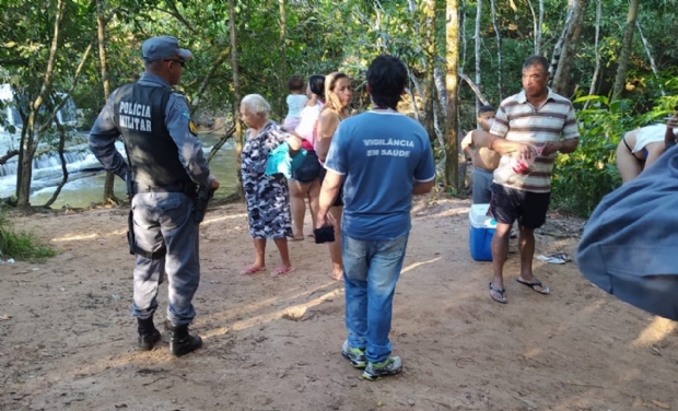 PM dispersa cem pessoas que furavam isolamento em cachoeira