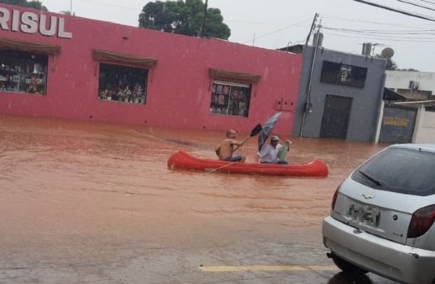 Chuva alaga ruas da capital e cuiabano usa canoa para se locomover;  veja vdeos 