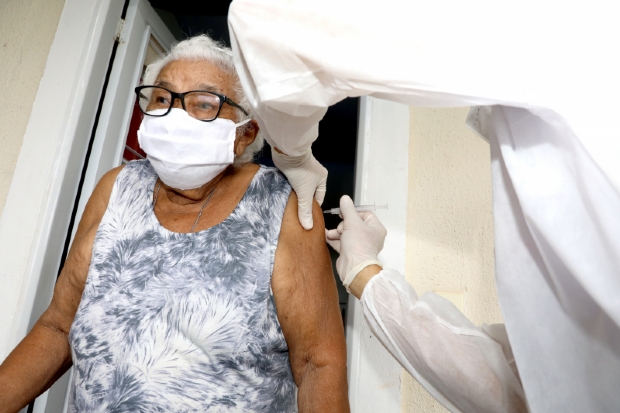 Idosos que vivem na zona rural relatam alvio por receber vacina contra covid-19 em casa