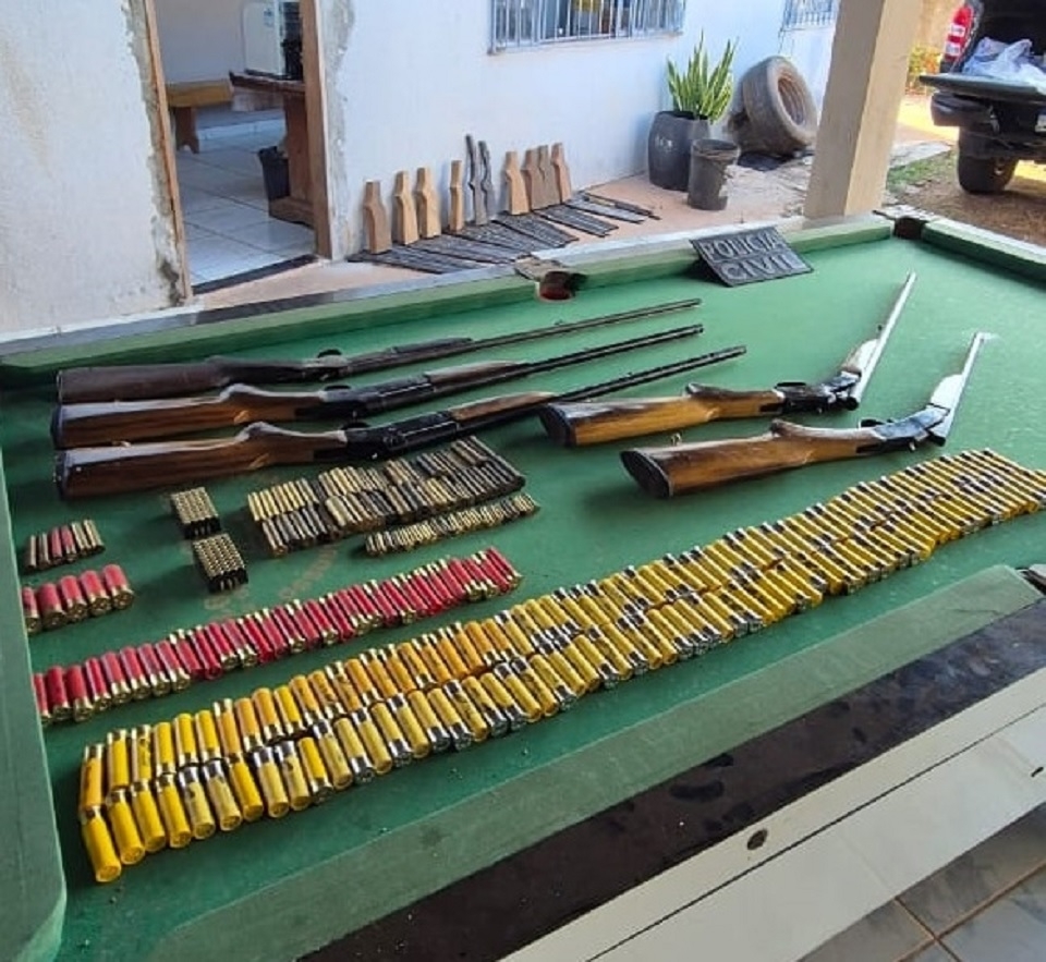 Polcia prende idoso de 75 anos e fecha fbrica clandestina de armas artesanais