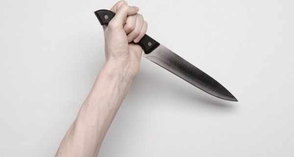 Mulher reage  ameaa de feminicdio e mata namorado com facada no peito