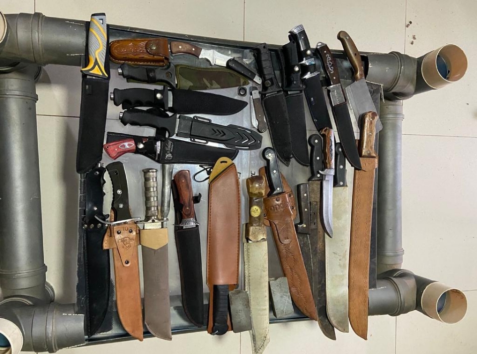 Polcia apreende 30 facas, canivetes e punhais com suspeito de envolvimento em morte de quatro maranhenses