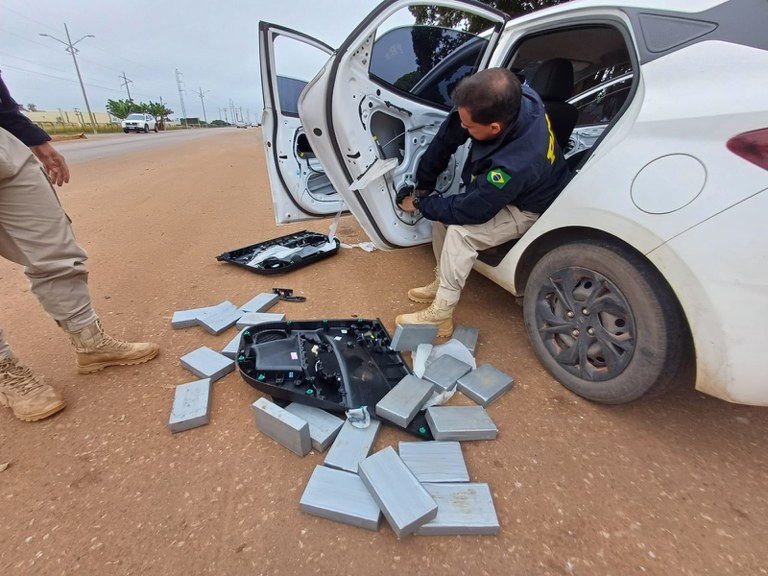 Polcia Rodoviria Federal apreende 46 kg de cocana escondida em lataria da porta de carro