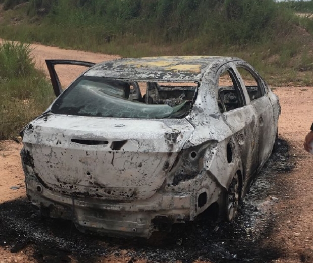 ​Carro utilizado por criminoso em atentado  sede de sindicato  encontrado carbonizado