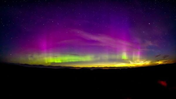 Filmagem captava nuvens noctilucentes quando aurora boreal apareceu, formando um espetculo de luz.