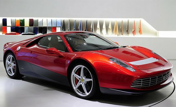 Ferrari SP12 EC traz nome do guitarrista como sigla e inspiraes da premiara 458 Italia
