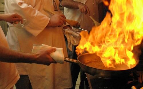 Restaurante em shopping pega fogo; cliente e funcionria so atendidas