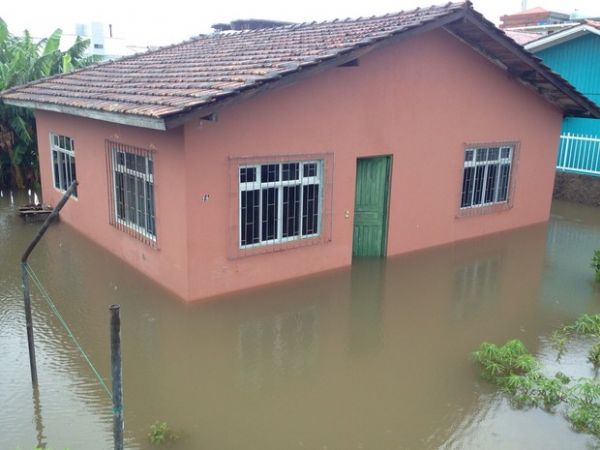 Residncia no Norte da Ilha de Santa Catarina ficou inundada