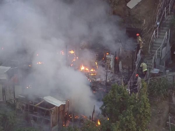 Incndio atinge vrias casas no Alemo, na Zona Norte do Rio