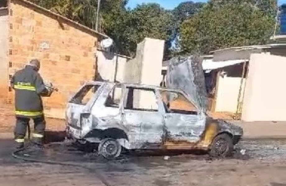 Bombeiros encontram corpo carbonizado em carro aps incndio; veja vdeo