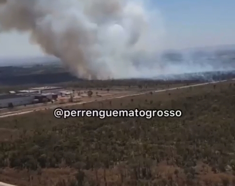 Bombeiros combatem fogo em rea de mata na regio metropolitana de Cuiab