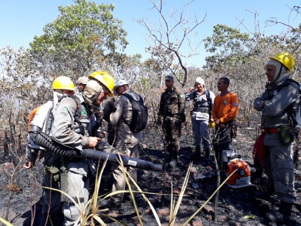 Fogo destri parte do Parque Estadual Serra Azul e bombeiro cr em incndio criminoso