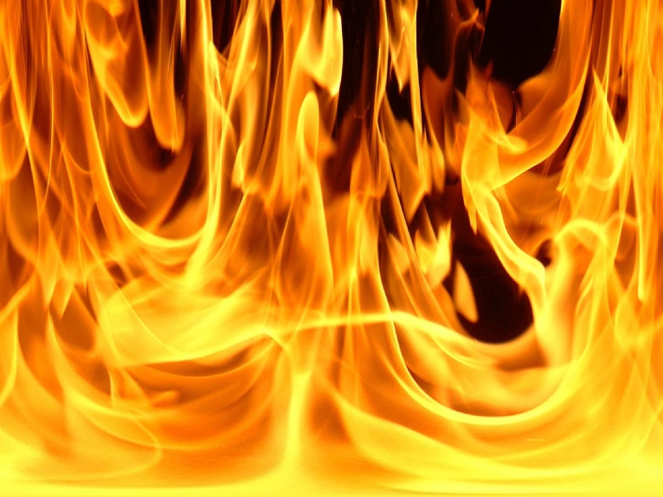 Mulher joga querosene e ateia fogo na casa do amigo de seu ex-namorado