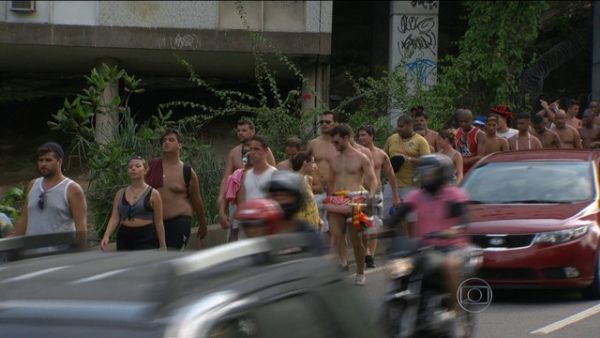 Folies reclamam falta de transporte aps festas de carnaval no Rio