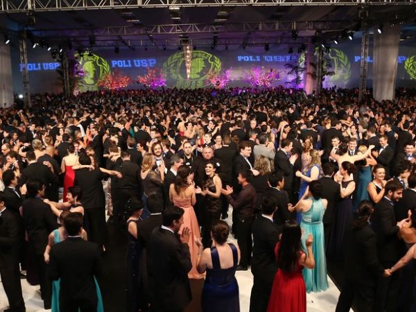 Cerca de 460 formandos participaram do baile de formatura da Poli-USP em 22 de fevereiro no Expo Center Norte para 10 mil convidados