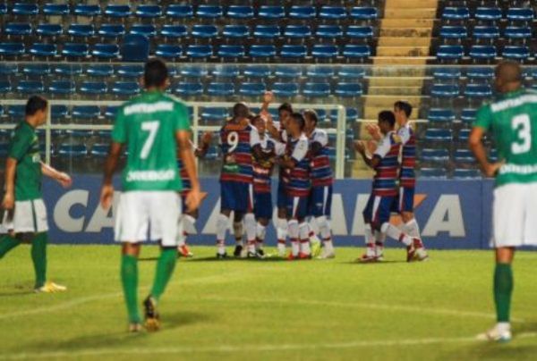 Jogadores do Fortaleza comemoram gol contra o Cuiab no estdio Presidente Dutra