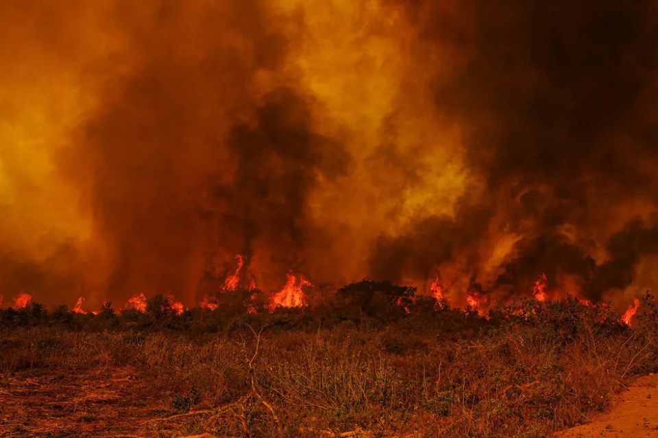 Com 124 homens em campo e apoio de 3 avies, Bombeiros combatem 18 incndios em MT