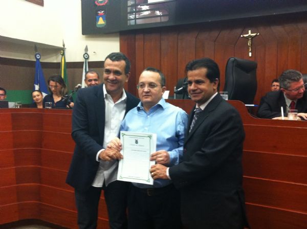 Pedro Taques recebe 'Moo de Aplausos'  dos  vereadores Renivaldo Nascimento e Adevair Cabral, ambos do PDT.