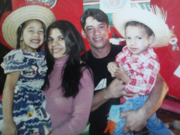 Marcos e Samara com dois dos quatro filhos mortos no acidente na BR-070