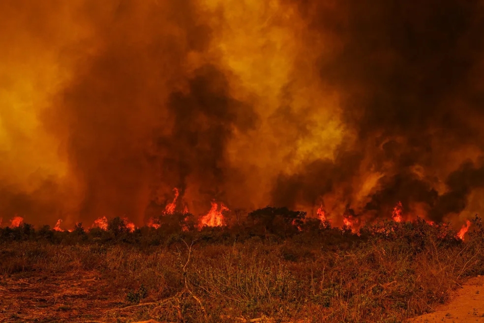 Bombeiros extinguem incndio no Morro So Jernimo; chamas persistem em 3 locais do Pantanal