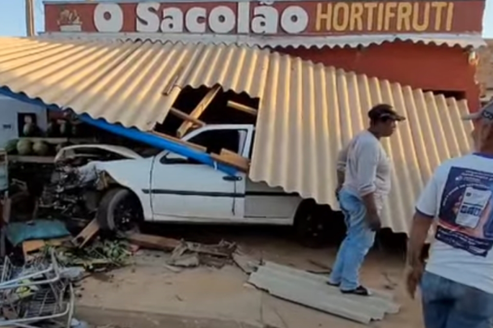 Carre bate em moto e veculos invadem quitanda; motociclista  socorrido com ferimentos: vdeo