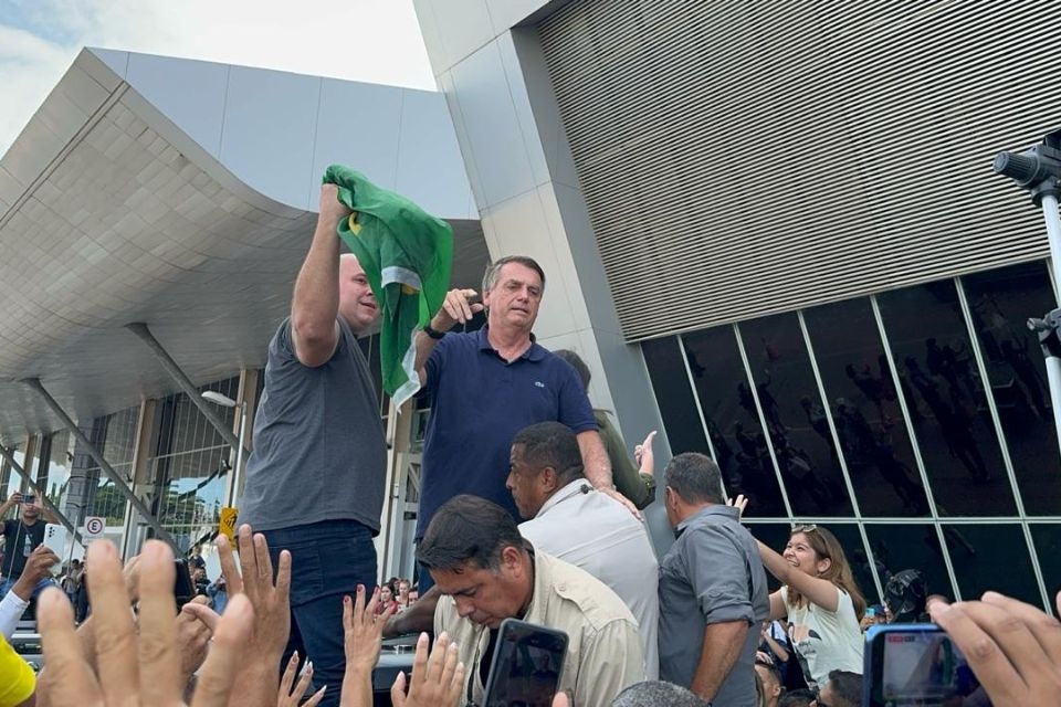 Bolsonaro  recebido por centenas de apoiadores no Aeroporto Marechal Rondon; veja vdeo